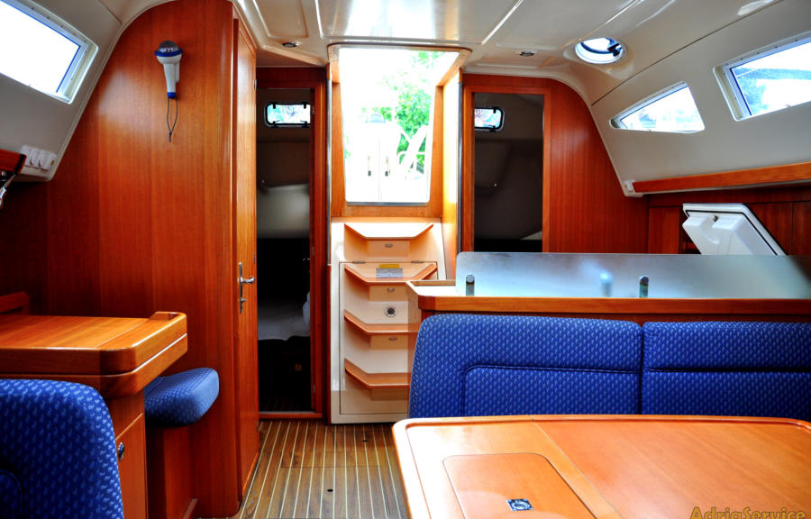 Navigationstabele und Galeere von Elan 384 Impression Orca.O zu mieten in Izola in Slowenien