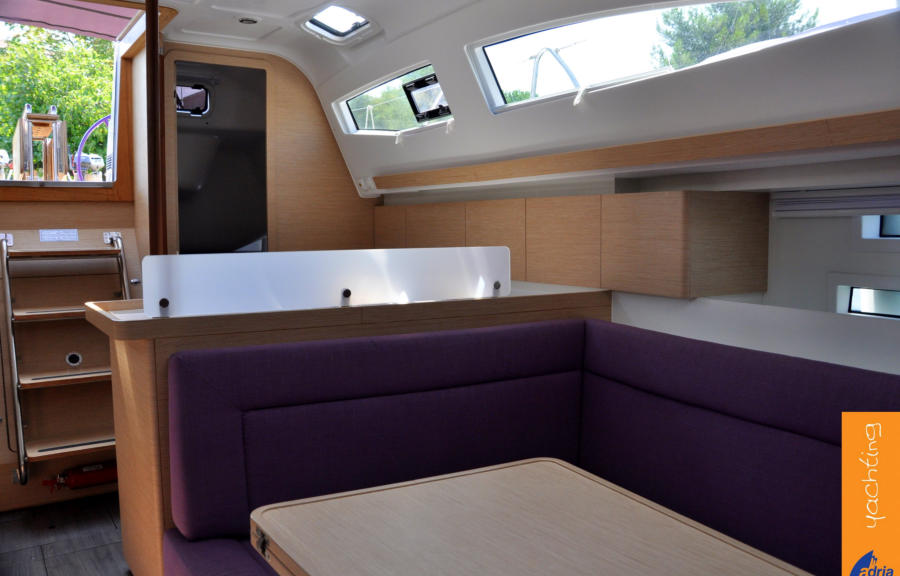 Salon von Elan Impression 40 Orca I zu mieten in Izola in Slowenien