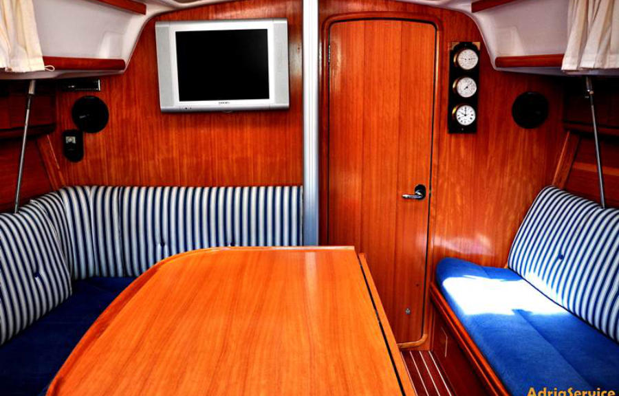 Saloon in Bavaria 33 Cruiser Small AS for charter in Izola in Slovenia