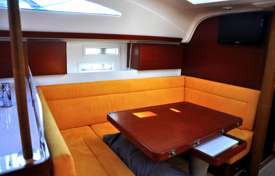 Saloon table in Elan 444 Impression Beauty AS for charter in Izola in Slovenia